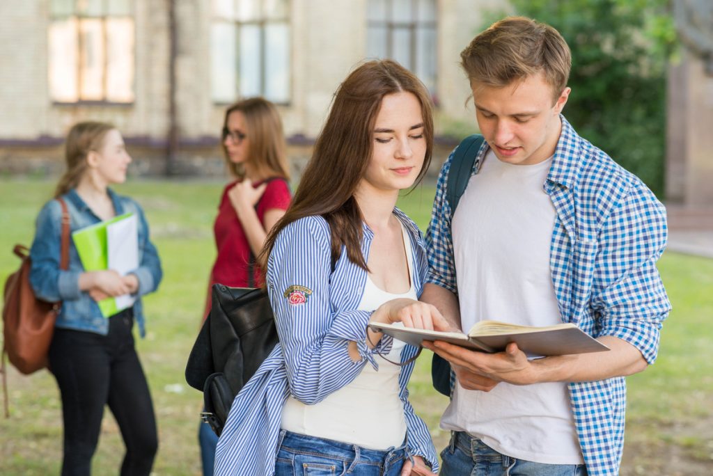 Студенти на відпочинку після пар, навчання в університеті