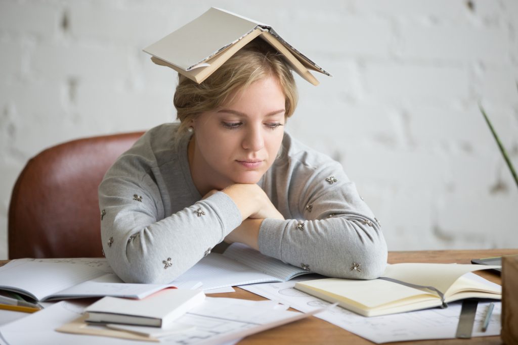 Невдача при вступленні, втомлена дівчина, навчання в університеті.